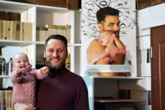Petrozavodsk-Father-and-daughter-in-front-of-exhibition